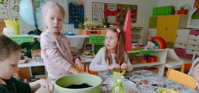 dzieci poznają zwyczaje wielkanocne z różnych stron świata.