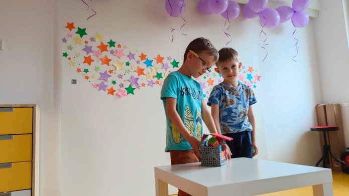 chłopaki pokazują swój talent