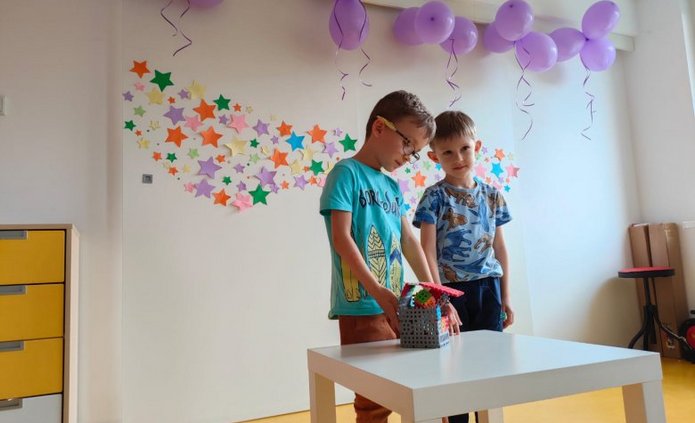 chłopaki pokazują swój talent