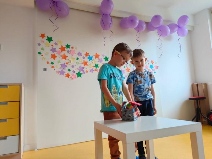 chłopaki pokazują swój talent