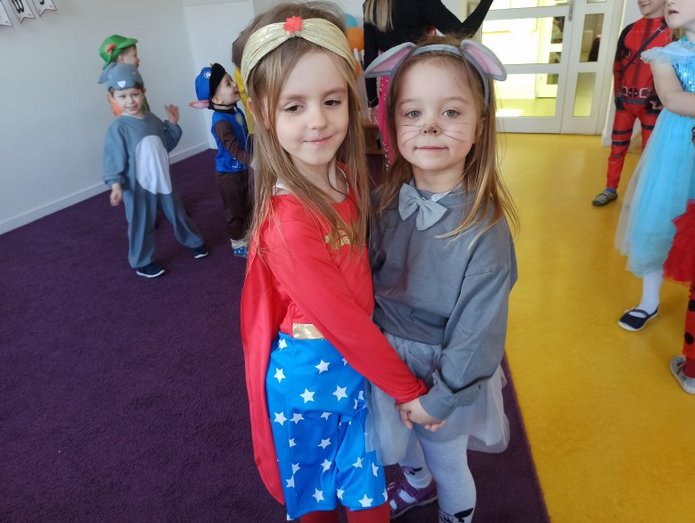 dwie dziewczynki w karnawałowych strojach