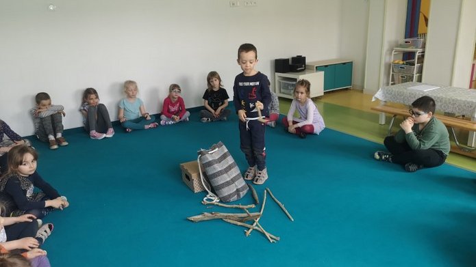 dzieci się bawią