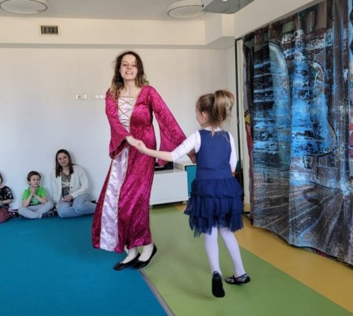 dziecko i aktorka tańczą