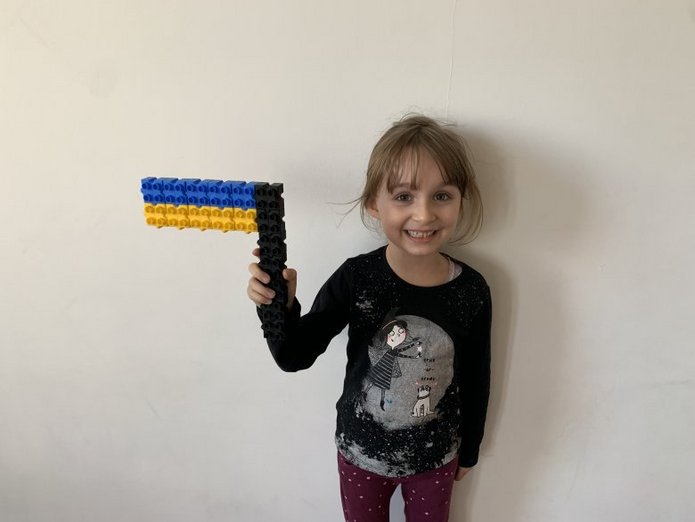 dziewczynka z flagą Ukrainy