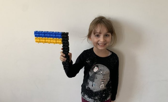 dziewczynka z flagą Ukrainy