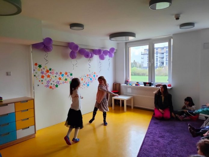 dziewczynki tańczą