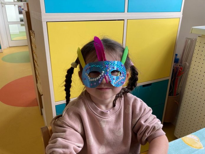 dziecko z maską