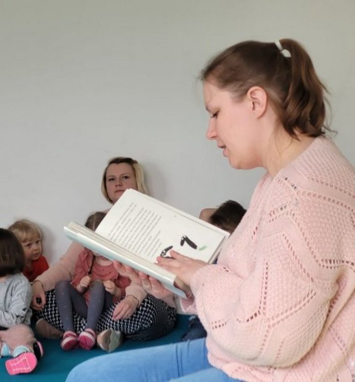 nauczycielka czyta książke dzieciom