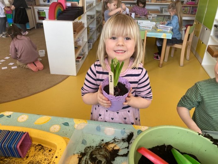 dziecko z roślinką