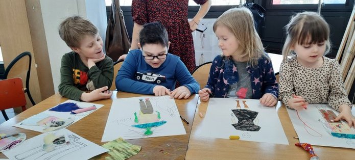 dzieci patrzą na obrazki